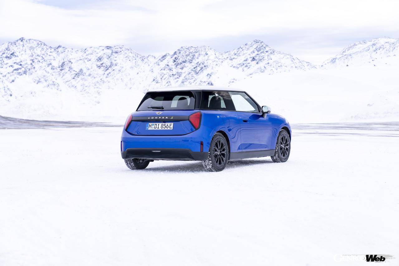 その走行性能をアピールすべく、雪が舞い散る寒冷地に持ち込まれた「MINI クーパー SE」。