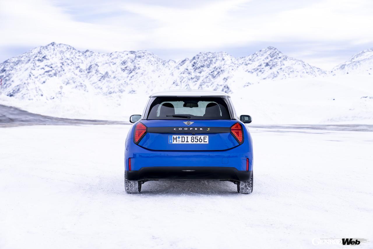 その走行性能をアピールすべく、雪が舞い散る寒冷地に持ち込まれた「MINI クーパー SE」。