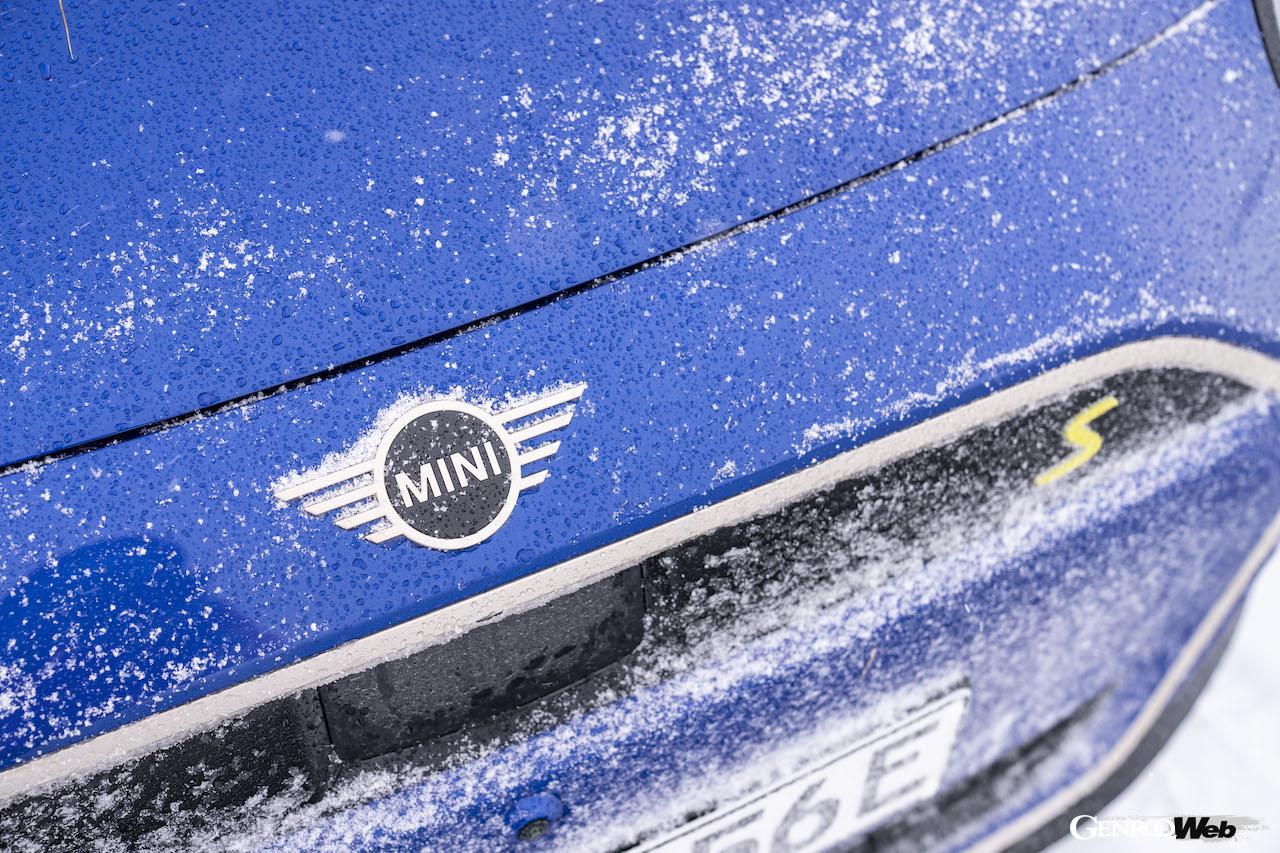 その走行性能をアピールすべく、雪が舞い散る寒冷地に持ち込まれた「MINI クーパー SE」。