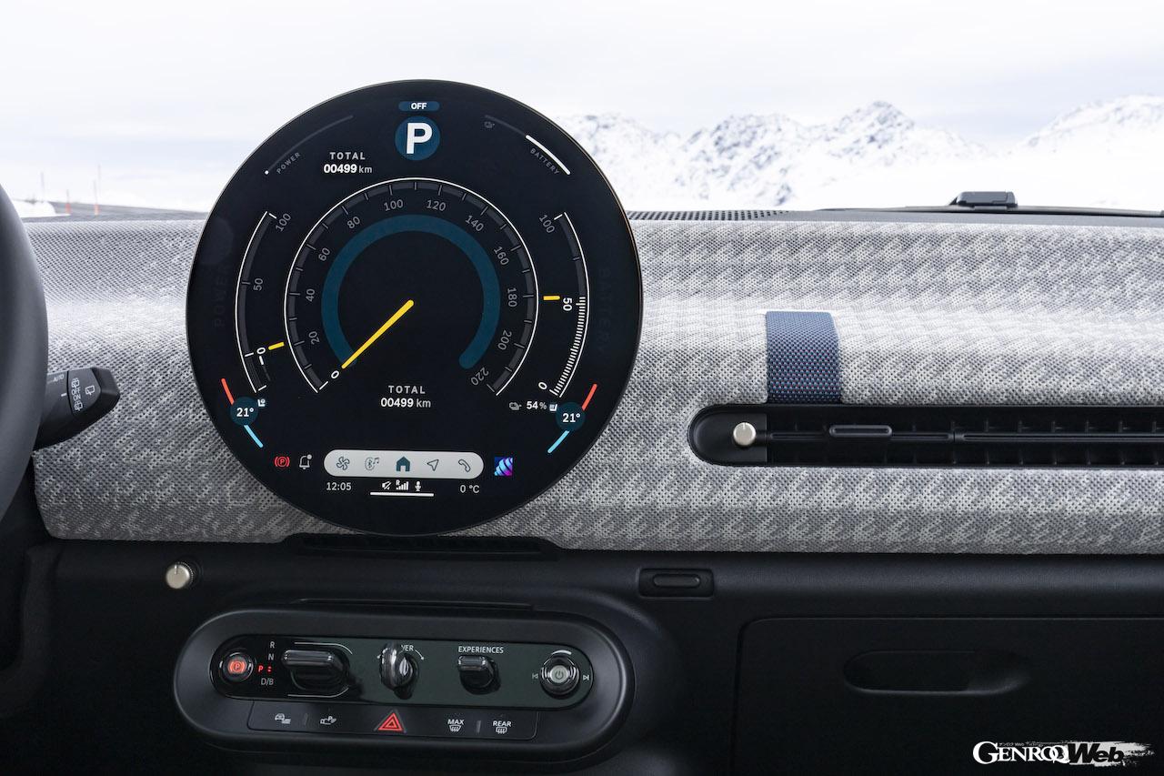 フル電動コンパクト「MINI クーパー SE」のコクピット。