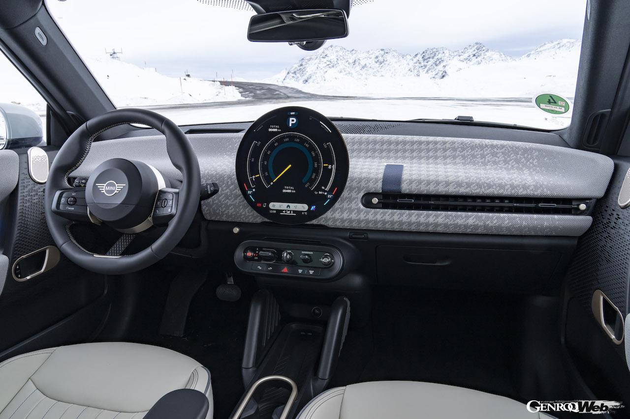 フル電動コンパクト「MINI クーパー SE」のコクピット。