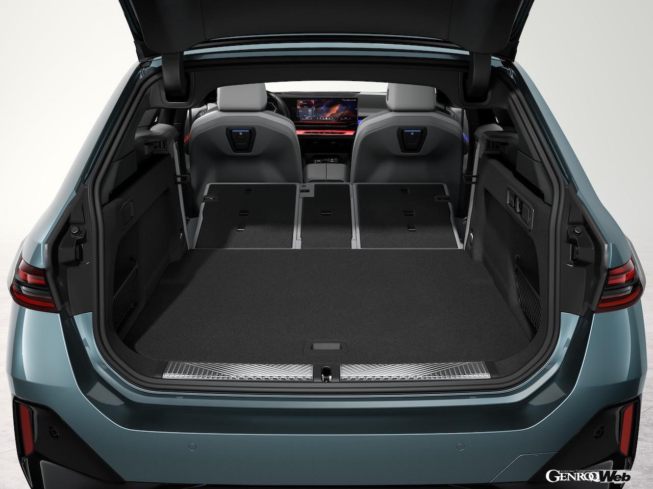 日本導入がスタートした「BMW i5 ツーリング」のラゲッジルーム。