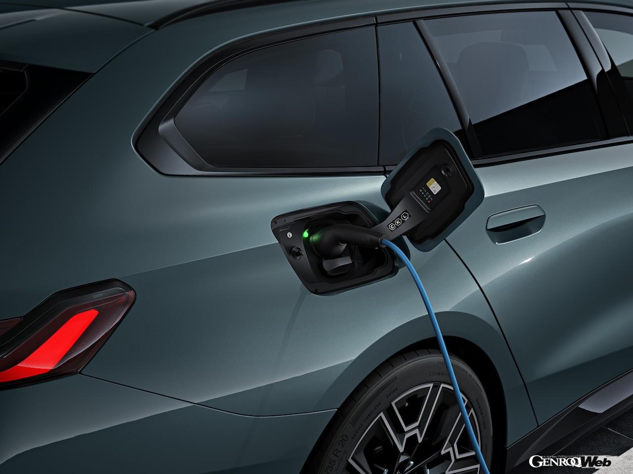 日本導入がスタートした「BMW i5 ツーリング」の充電シーン。