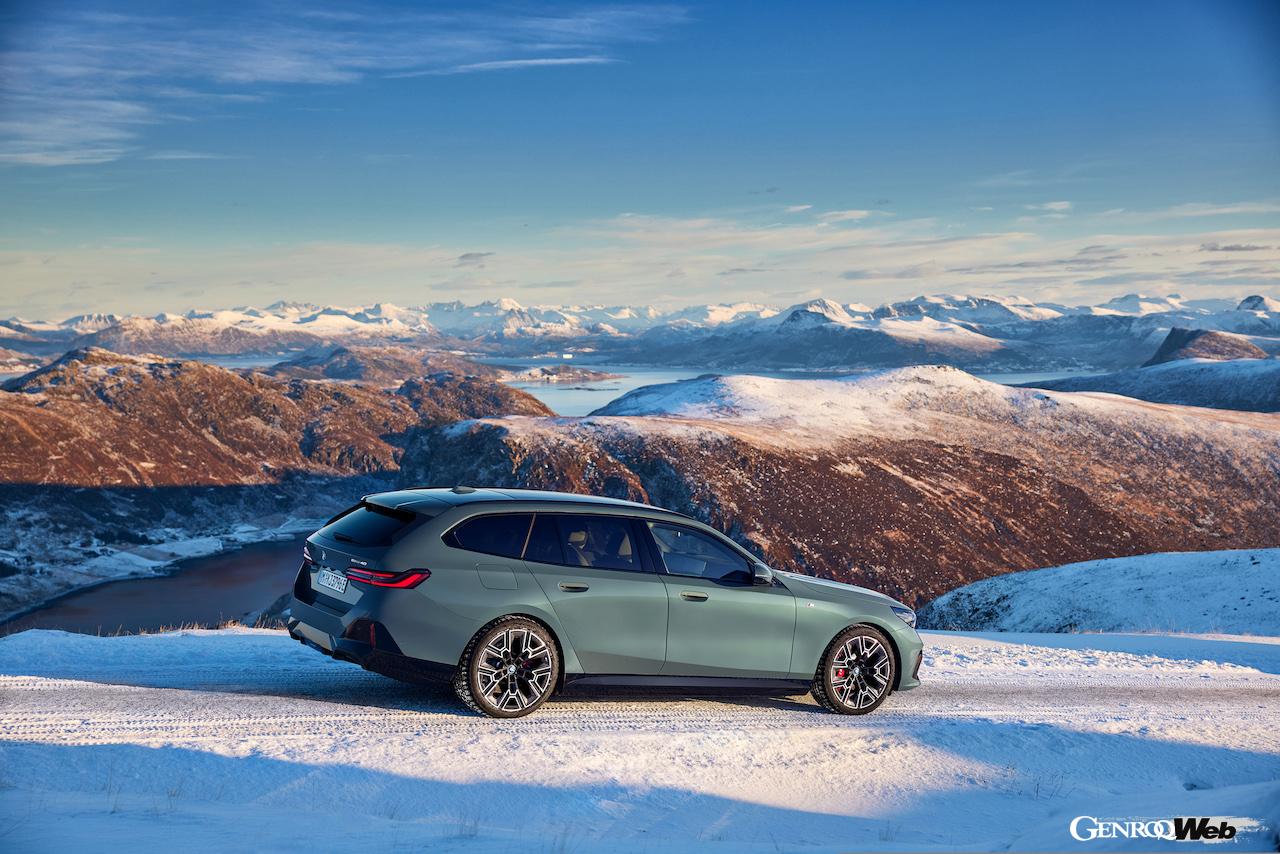 日本導入がスタートした「BMW i5 ツーリング」のエクステリア。