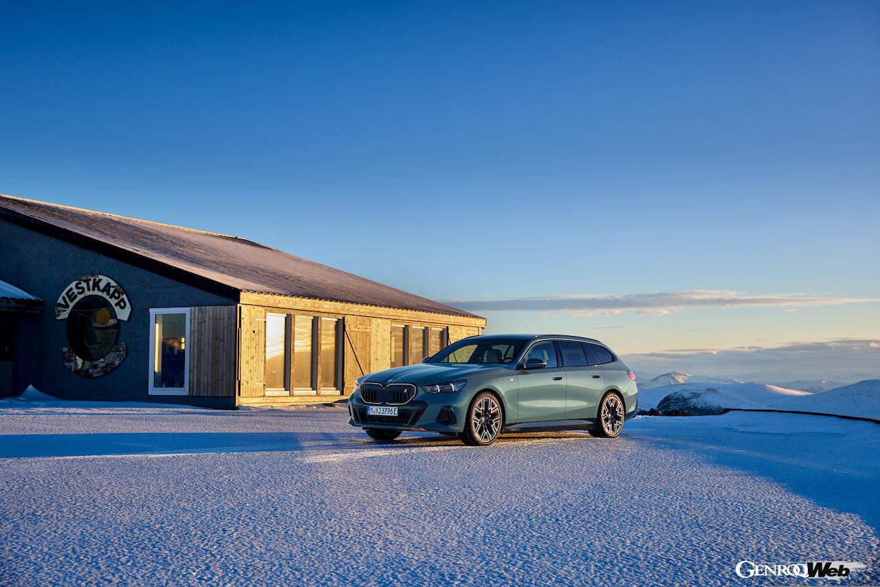 日本導入がスタートした「BMW i5 ツーリング」のエクステリア。