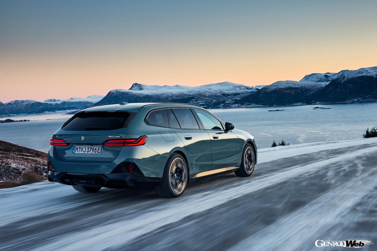 日本導入がスタートした「BMW i5 ツーリング」の走行シーン。