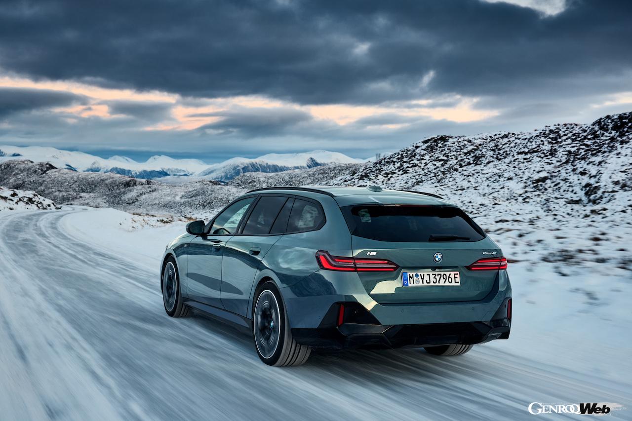 日本導入がスタートした「BMW i5 ツーリング」の走行シーン。