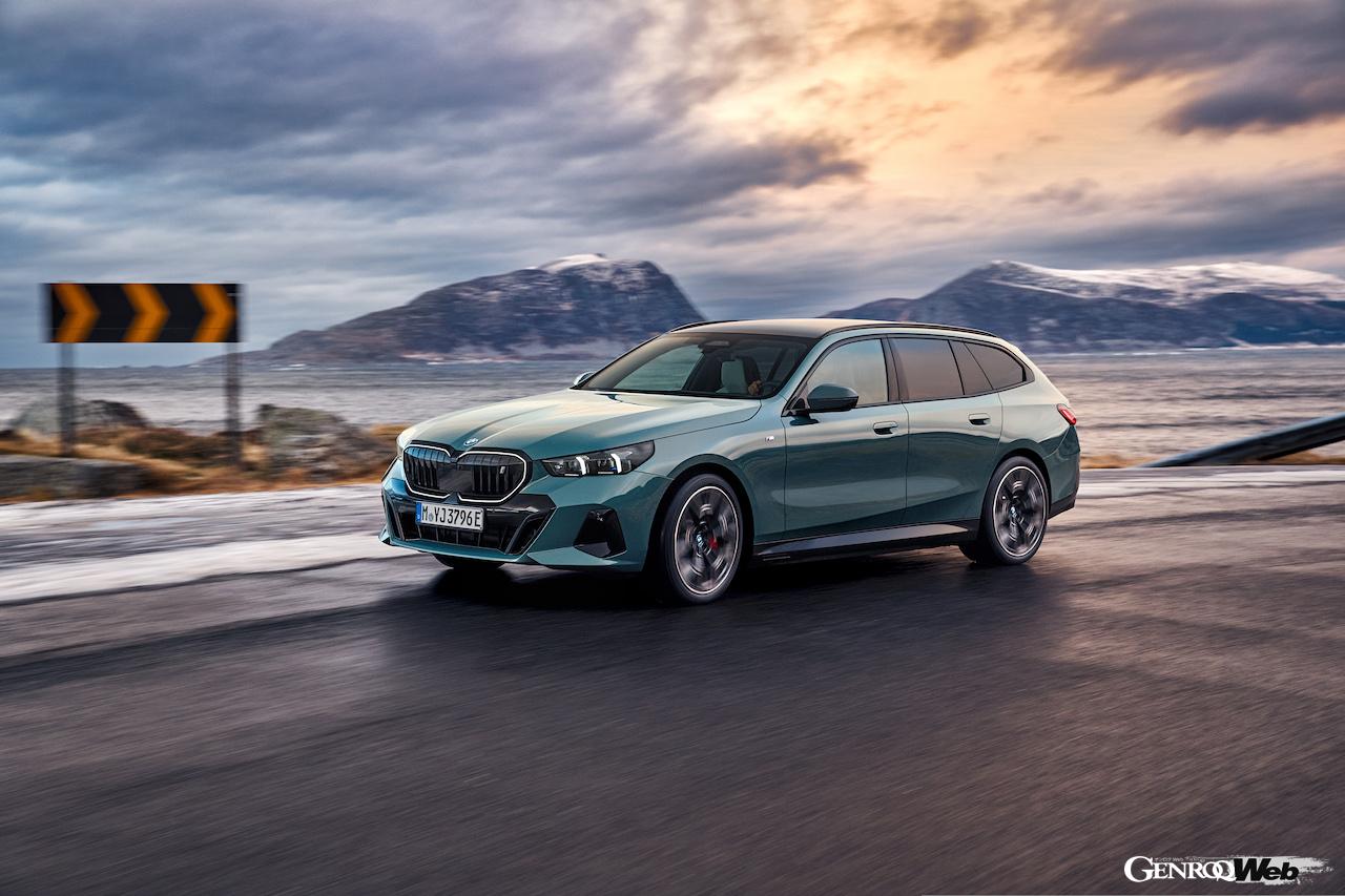 日本導入がスタートした「BMW i5 ツーリング」の走行シーン。