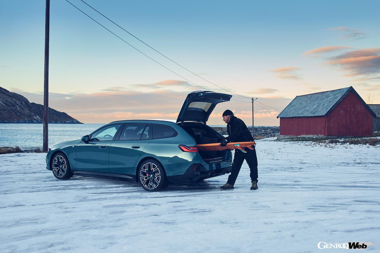 日本導入がスタートした「BMW i5 ツーリング」のラゲッジルーム。