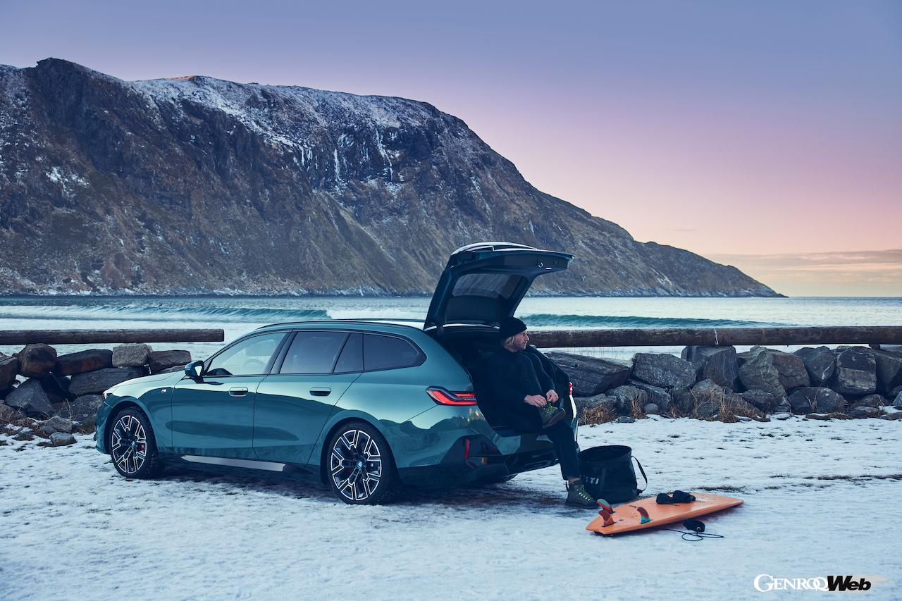 日本導入がスタートした「BMW i5 ツーリング」のラゲッジルーム。