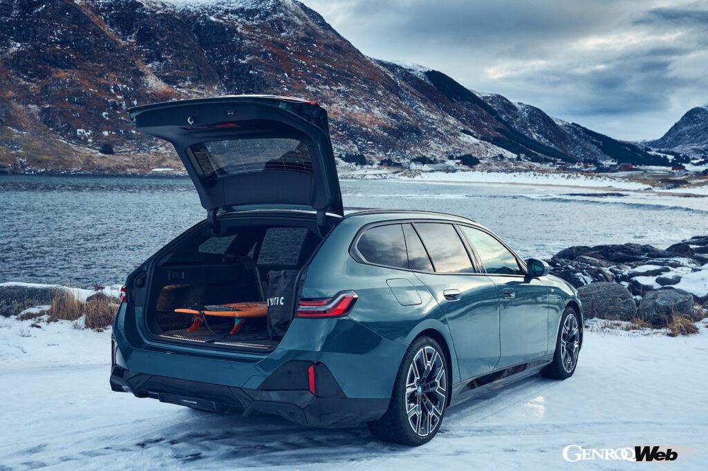 日本導入がスタートした「BMW i5 ツーリング」のラゲッジルーム。