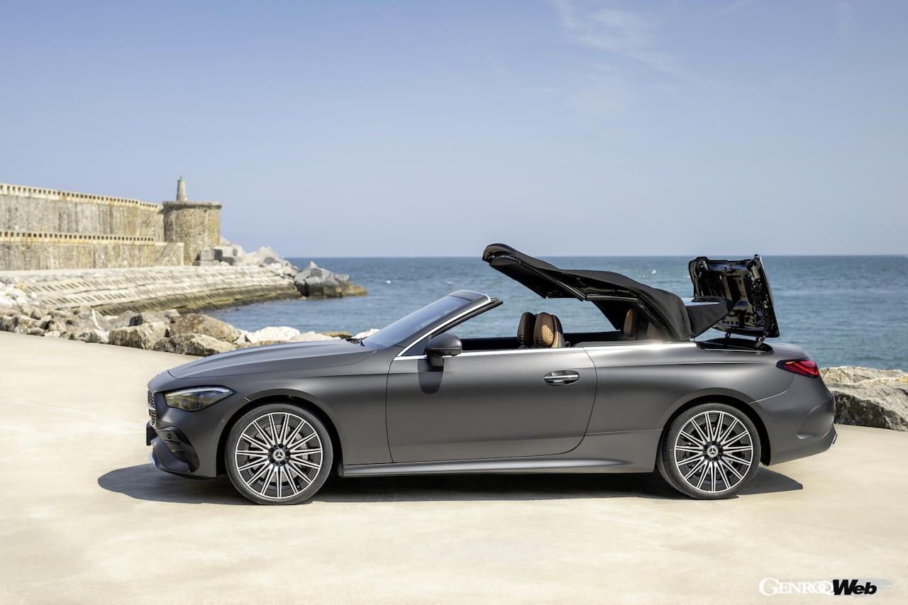 新型「メルセデス・ベンツ CLE カブリオレ」のソフトトップ開閉プロセス。