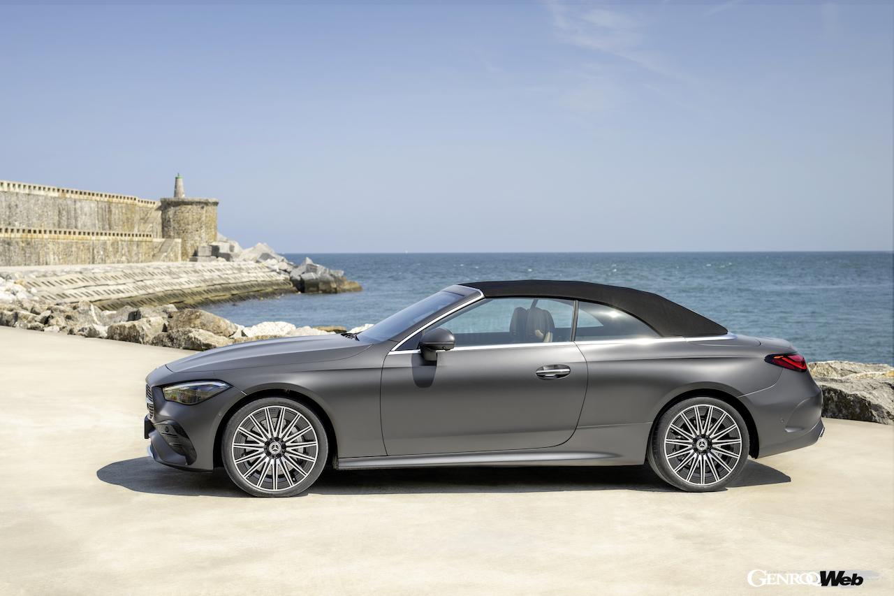 新型「メルセデス・ベンツ CLE カブリオレ」のソフトトップ開閉プロセス。