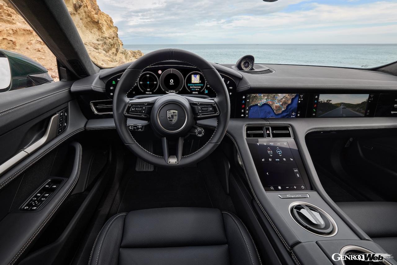 大幅な性能アップを果たした「ポルシェ タイカンクロスツーリスモ」改良新型のインテリア。