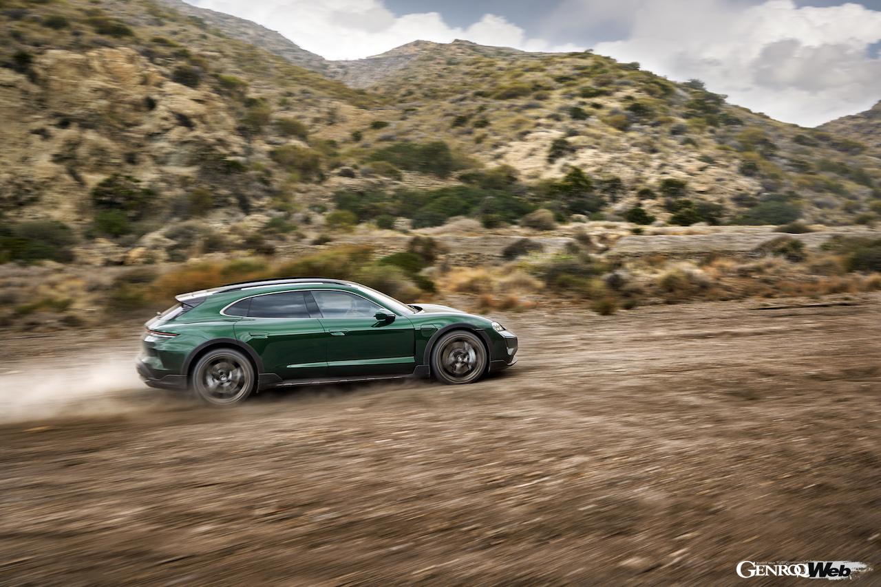 大幅な性能アップを果たした「ポルシェ タイカンクロスツーリスモ」改良新型の走行シーン。