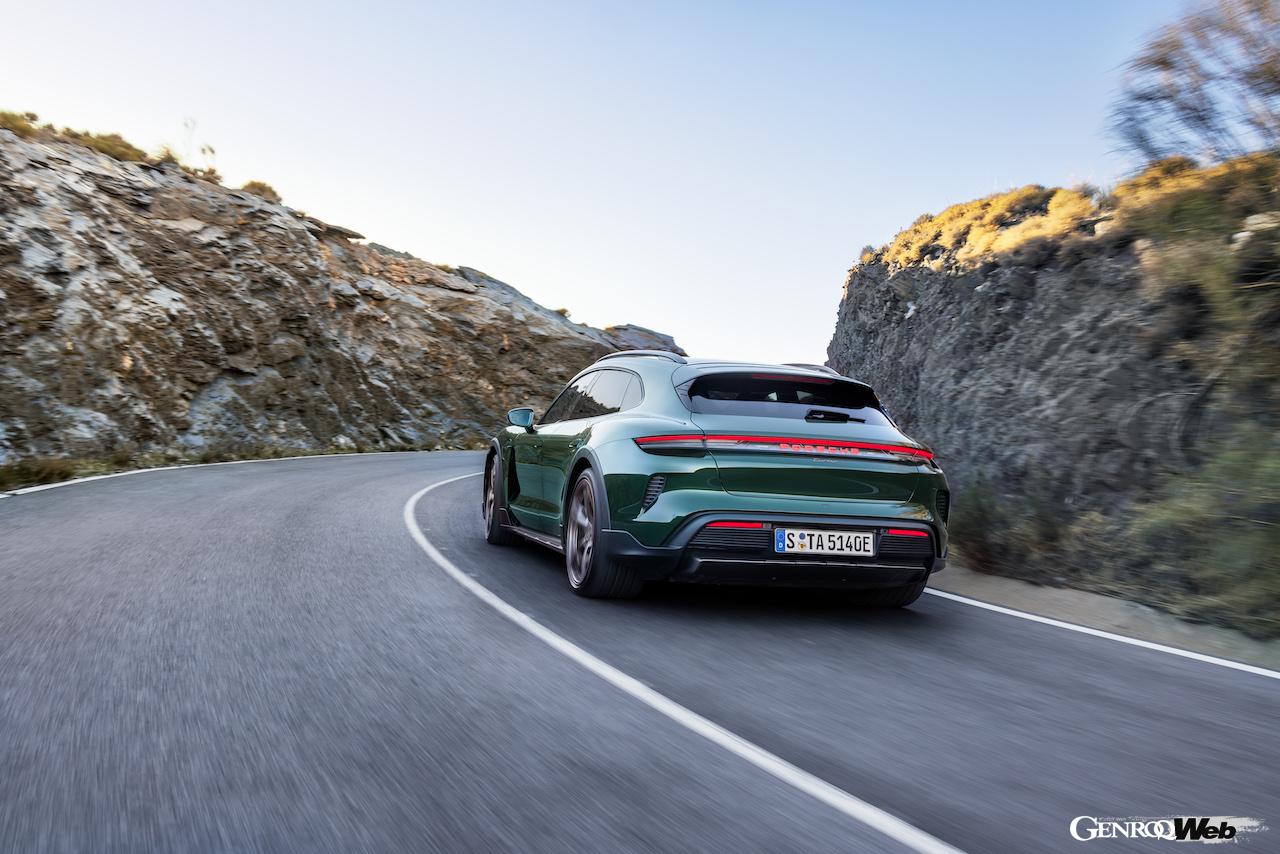 大幅な性能アップを果たした「ポルシェ タイカンクロスツーリスモ」改良新型の走行シーン。