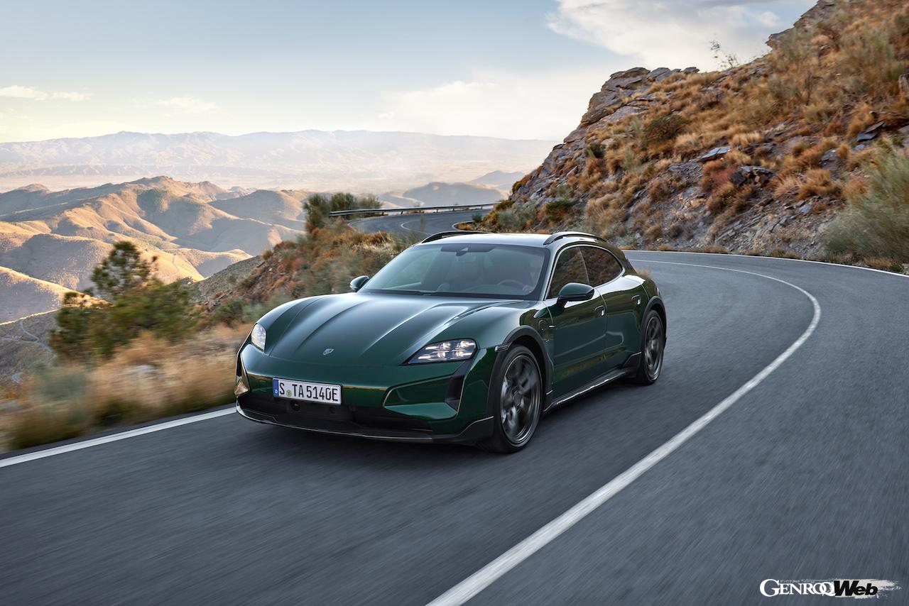 大幅な性能アップを果たした「ポルシェ タイカンクロスツーリスモ」改良新型の走行シーン。