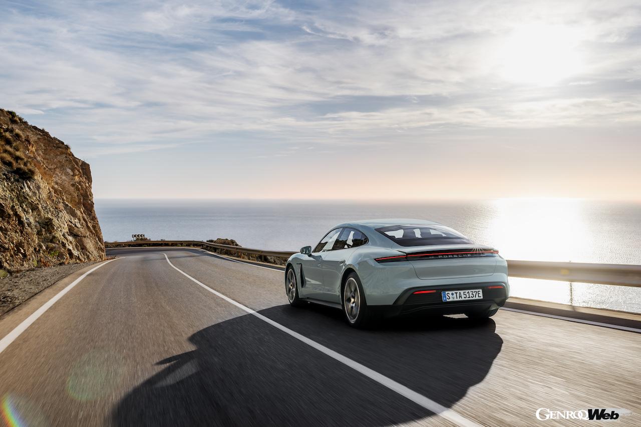 大幅な性能アップを果たした「ポルシェ タイカン」改良新型の走行シーン。