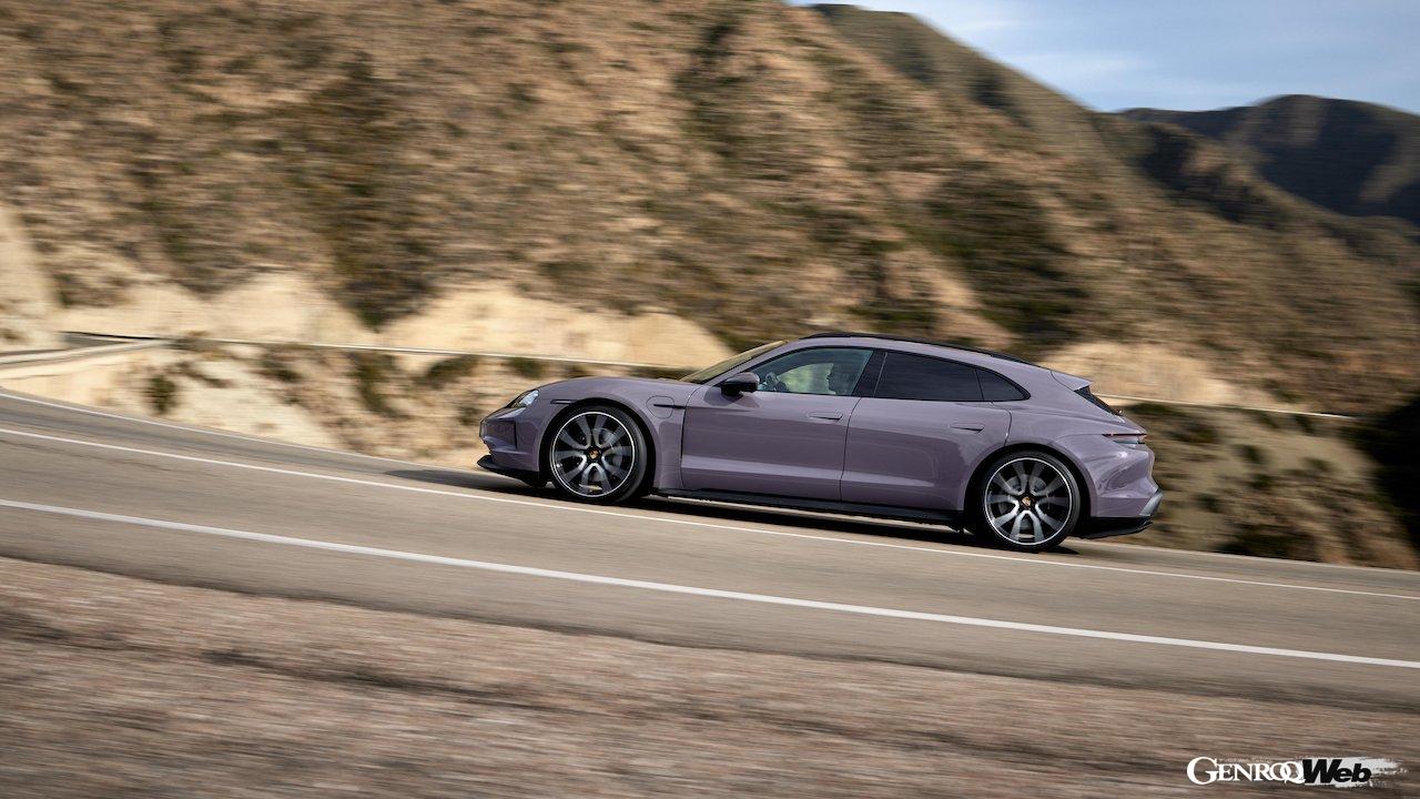 大幅な性能アップを果たした「ポルシェ タイカンクロスツーリスモ」改良新型の走行シーン。