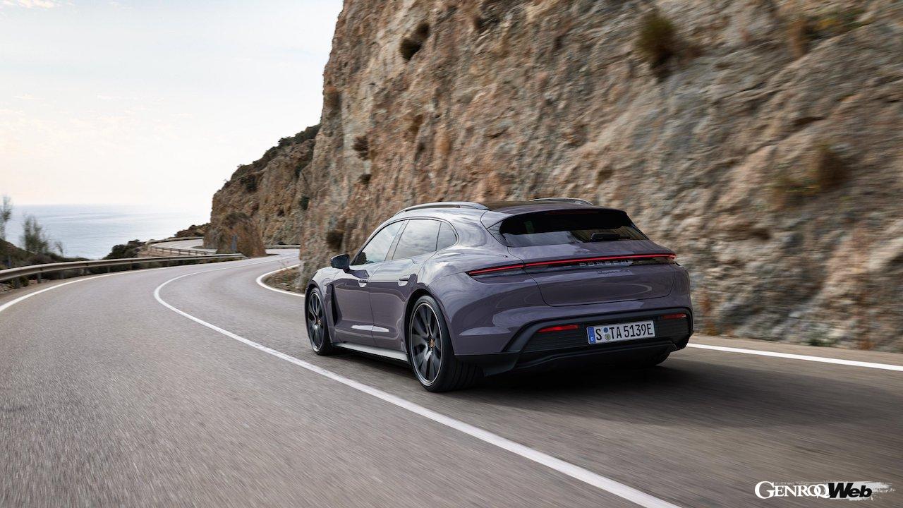 大幅な性能アップを果たした「ポルシェ タイカンクロスツーリスモ」改良新型の走行シーン。