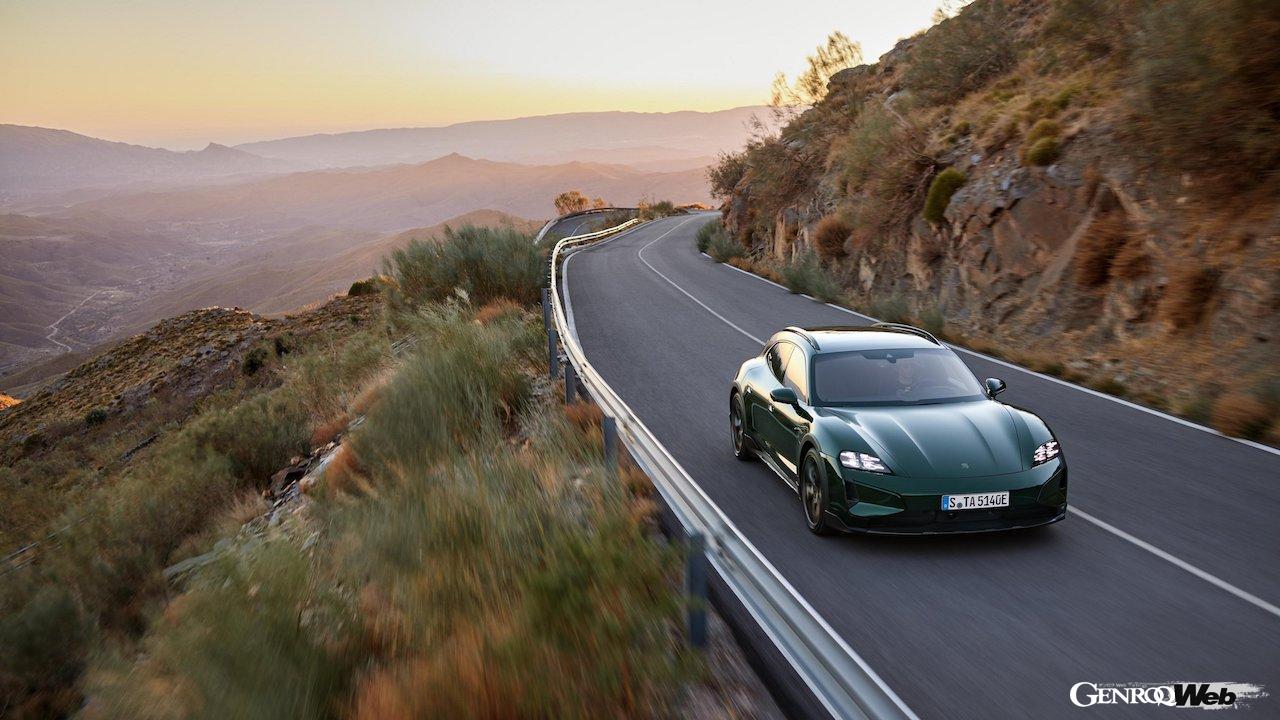 大幅な性能アップを果たした「ポルシェ タイカンクロスツーリスモ」改良新型の走行シーン。