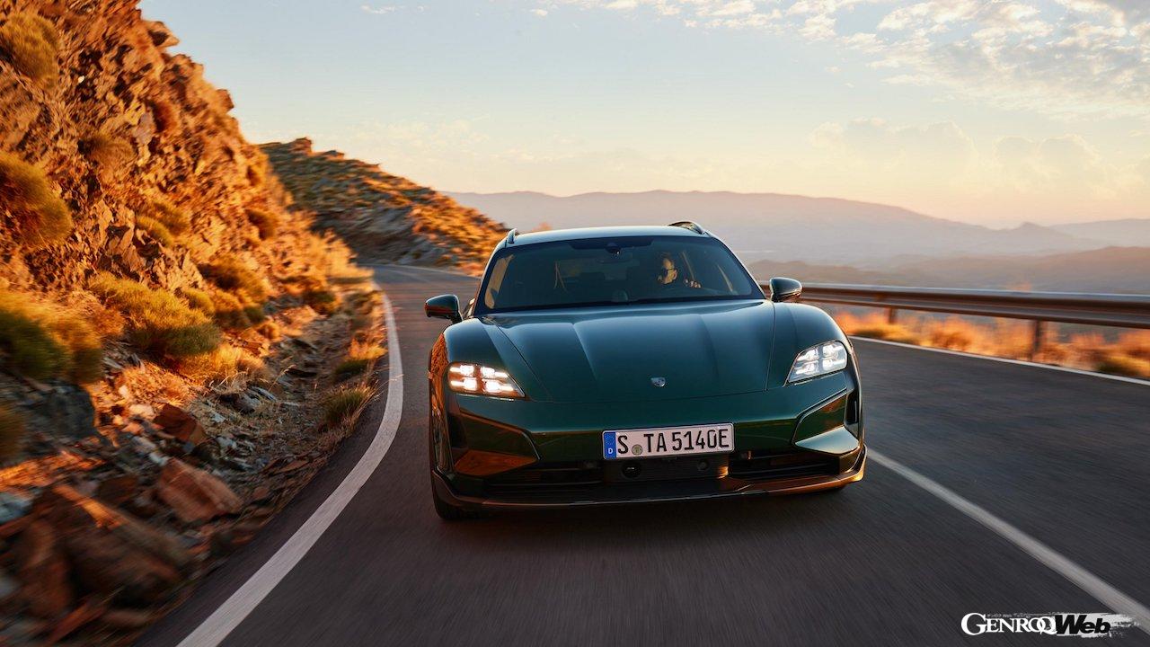 大幅な性能アップを果たした「ポルシェ タイカンクロスツーリスモ」改良新型の走行シーン。