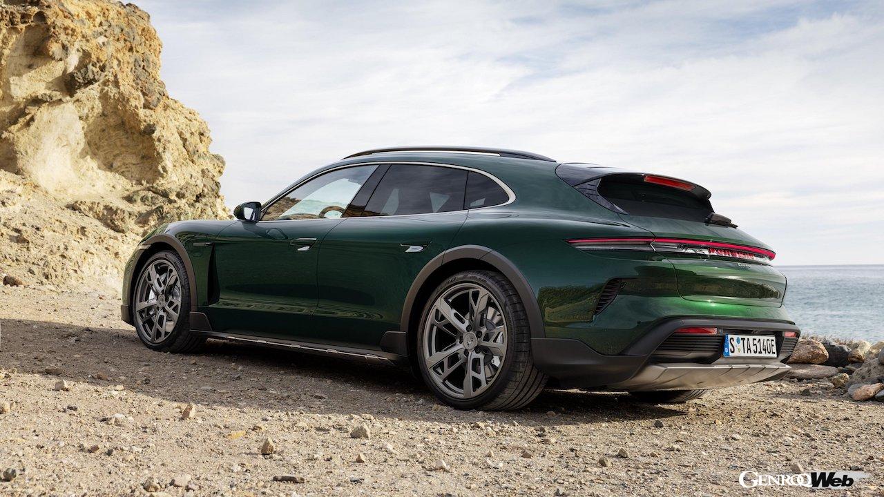 大幅な性能アップを果たした「ポルシェ タイカンクロスツーリスモ」改良新型の走行シーン。