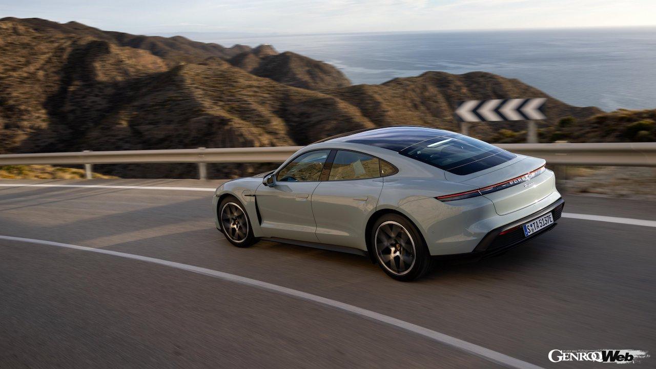 大幅な性能アップを果たした「ポルシェ タイカン」改良新型の走行シーン。