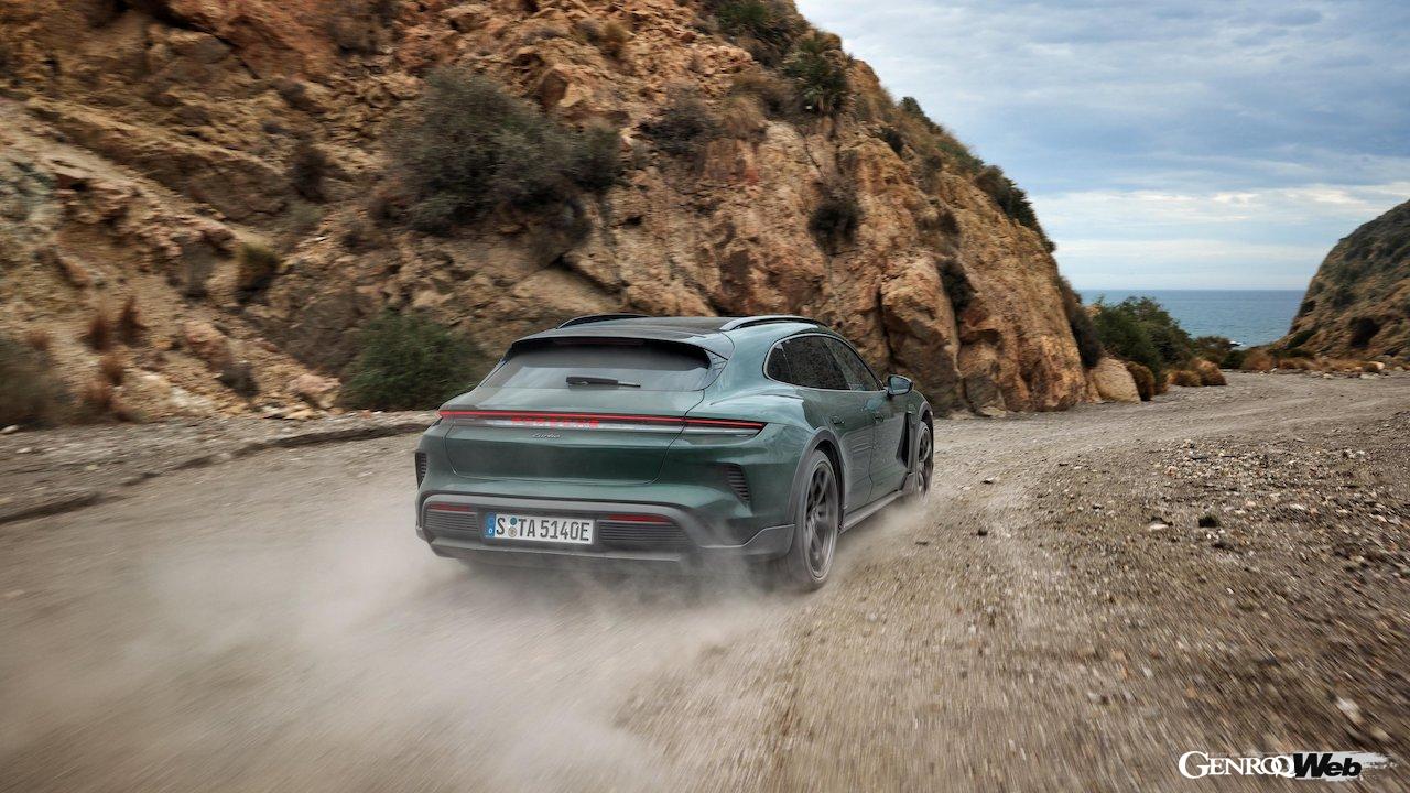 大幅な性能アップを果たした「ポルシェ タイカンクロスツーリスモ」改良新型の走行シーン。