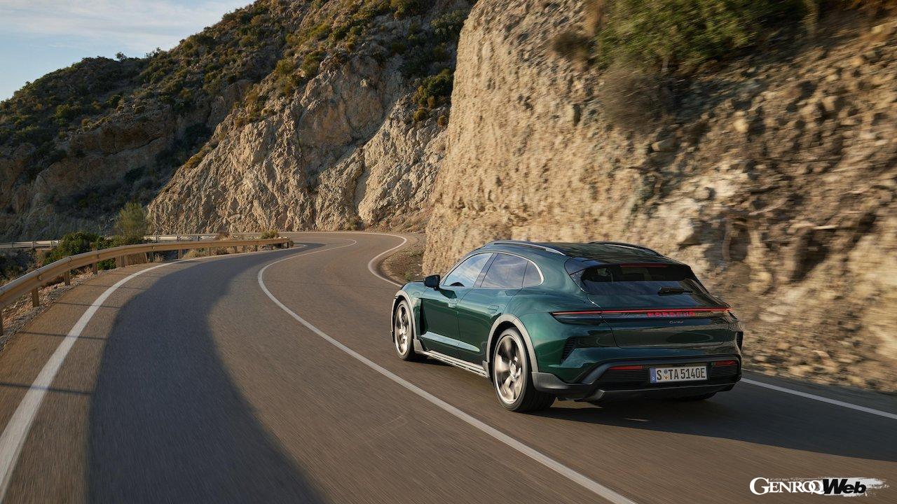 大幅な性能アップを果たした「ポルシェ タイカンクロスツーリスモ」改良新型の走行シーン。