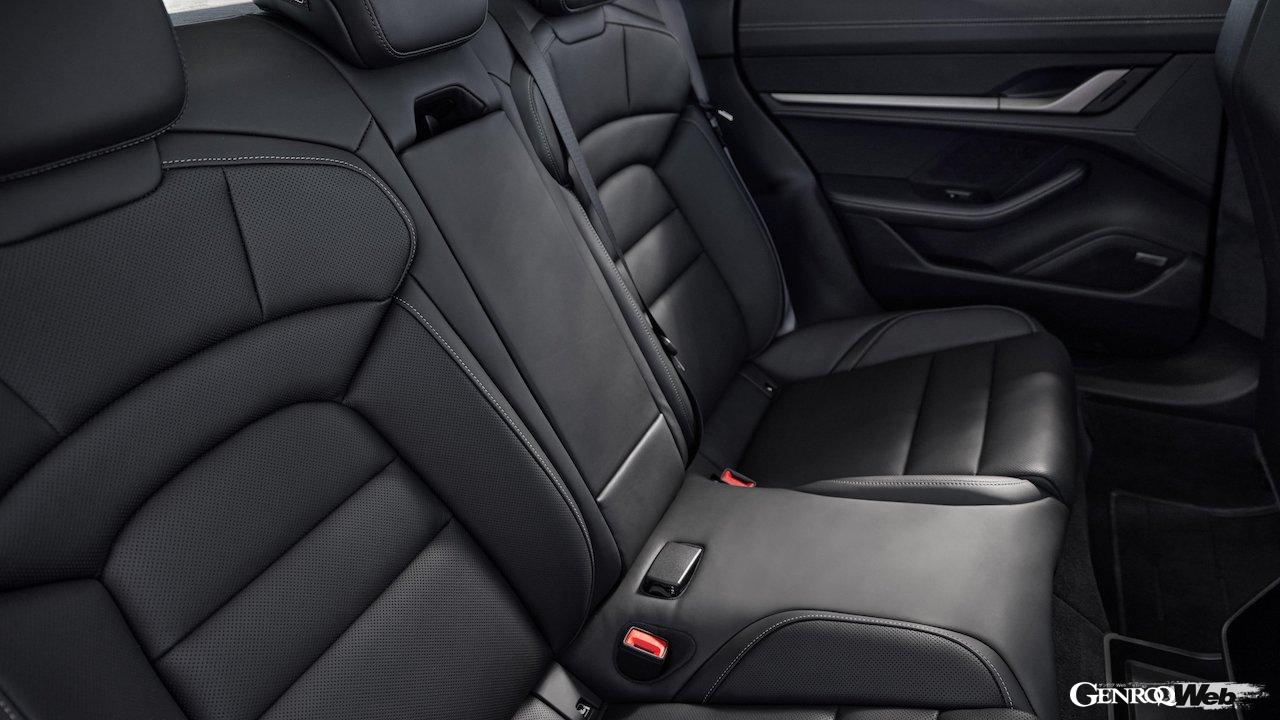 大幅な性能アップを果たした「ポルシェ タイカンクロスツーリスモ」改良新型のインテリア。