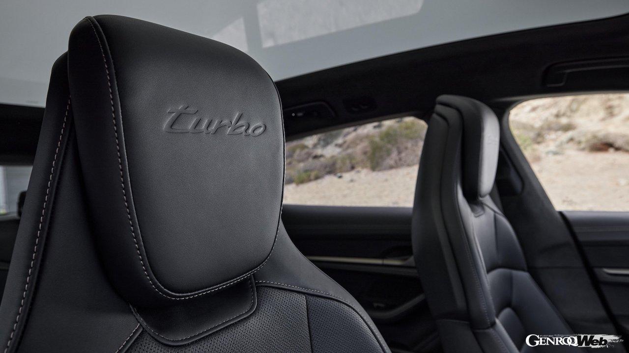 大幅な性能アップを果たした「ポルシェ タイカンクロスツーリスモ」改良新型のインテリア。