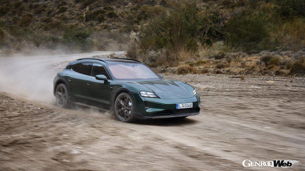 大幅な性能アップを果たした「ポルシェ タイカンクロスツーリスモ」改良新型の走行シーン。