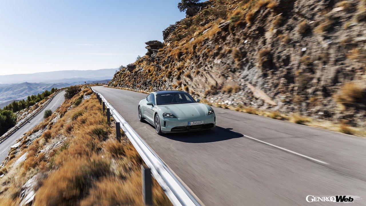 大幅な性能アップを果たした「ポルシェ タイカン」改良新型の走行シーン。