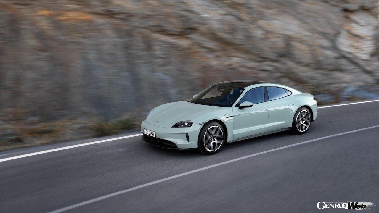 大幅な性能アップを果たした「ポルシェ タイカン」改良新型の走行シーン。