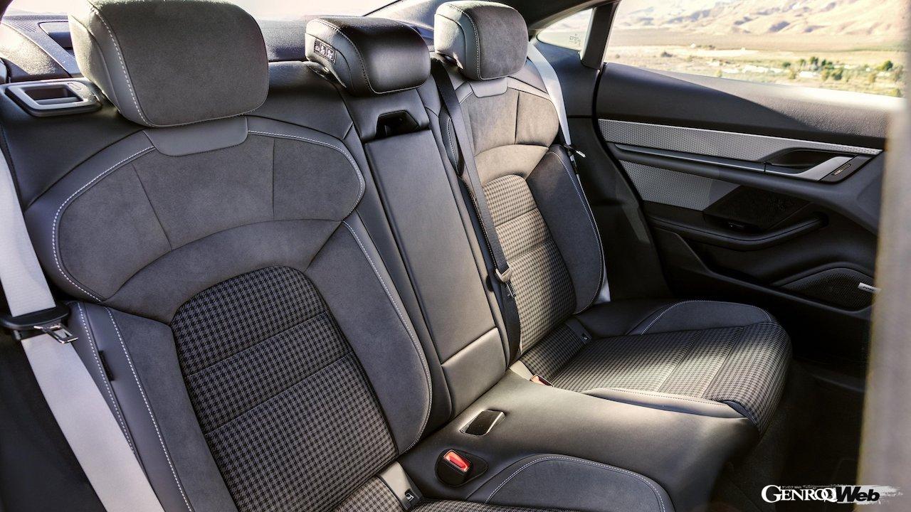 大幅な性能アップを果たした「ポルシェ タイカン」改良新型のインテリア。