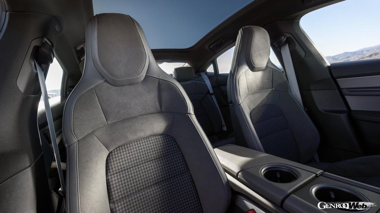 大幅な性能アップを果たした「ポルシェ タイカン」改良新型のインテリア。