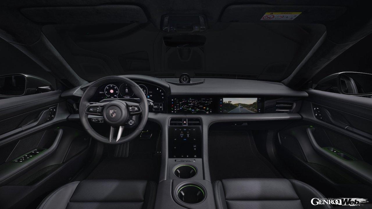 大幅な性能アップを果たした「ポルシェ タイカンクロスツーリスモ」改良新型のインテリア。