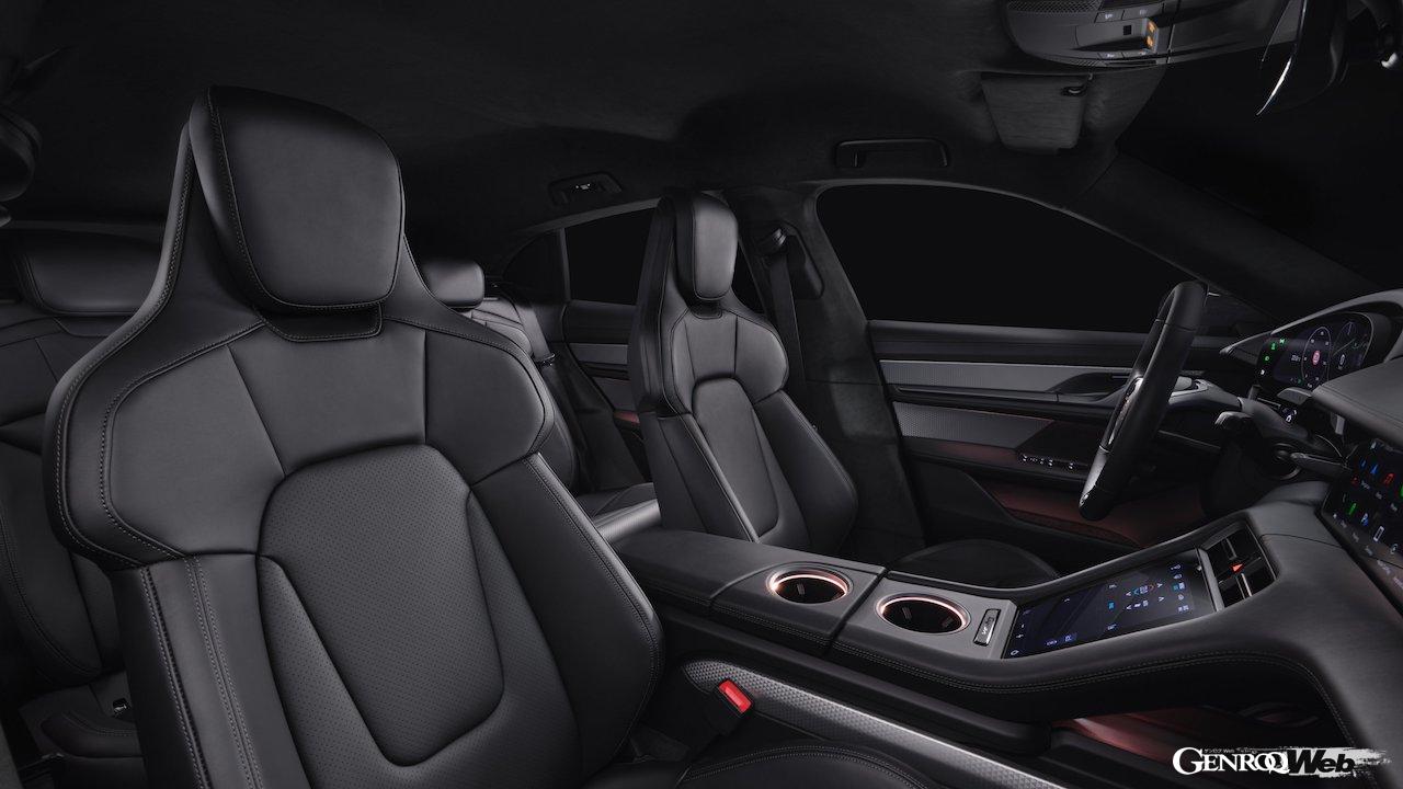 大幅な性能アップを果たした「ポルシェ タイカンクロスツーリスモ」改良新型のインテリア。