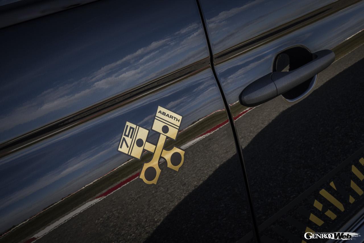 1368台が限定製造される「アバルト 695 75° アニバーサリオ」の専用ディテール。