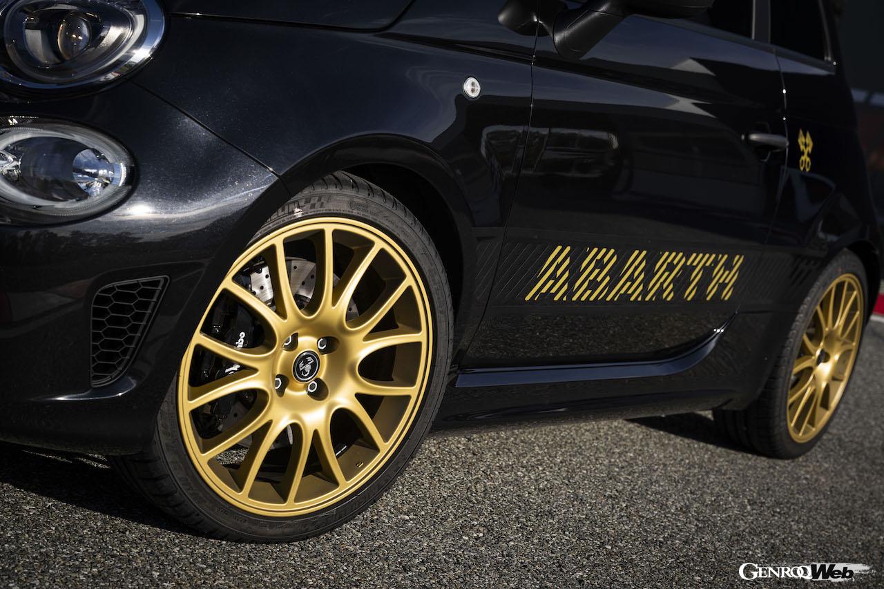 1368台が限定製造される「アバルト 695 75° アニバーサリオ」の専用ディテール。