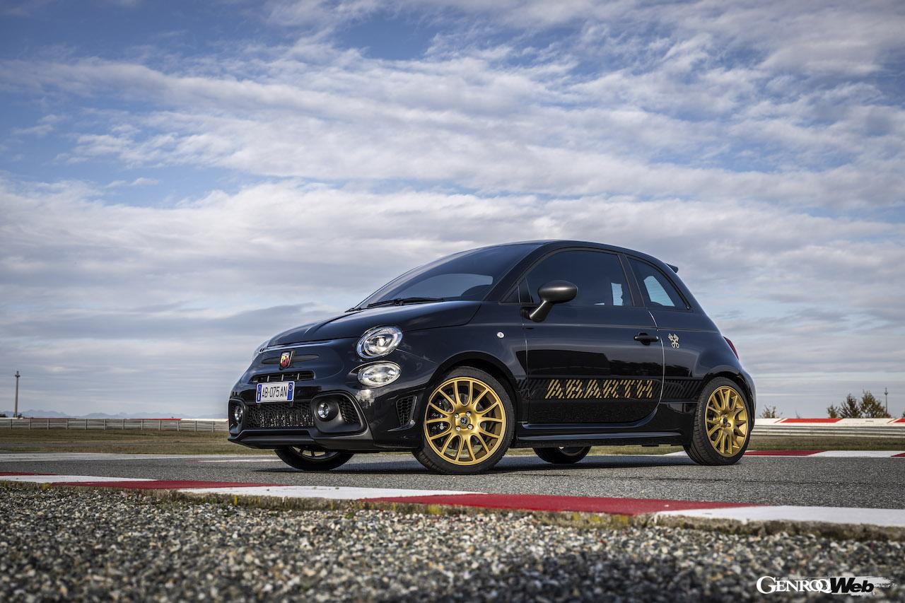 1368台が限定製造される「アバルト 695 75° アニバーサリオ」のエクステリア。