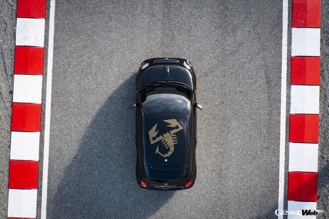 1368台が限定製造される「アバルト 695 75° アニバーサリオ」のエクステリア。