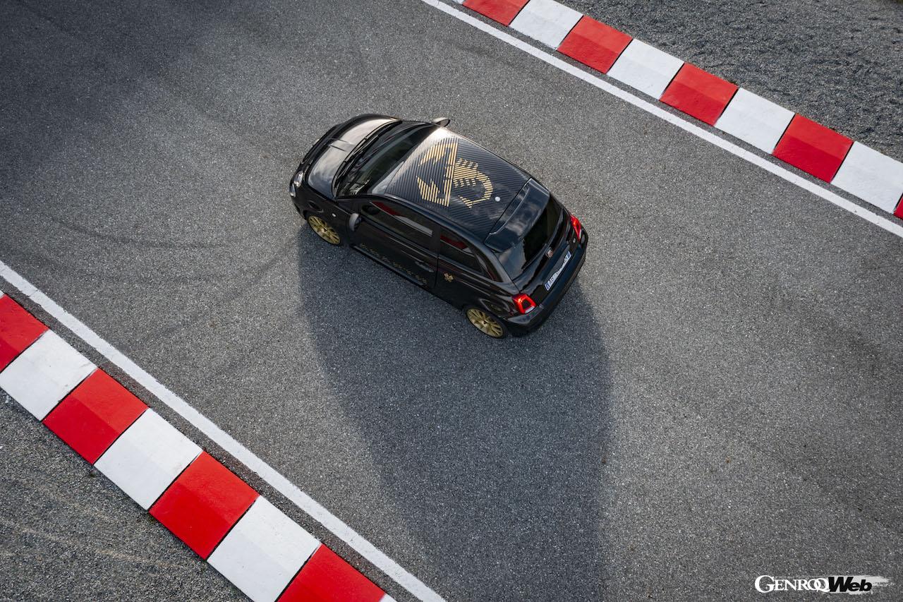 1368台が限定製造される「アバルト 695 75° アニバーサリオ」のエクステリア。