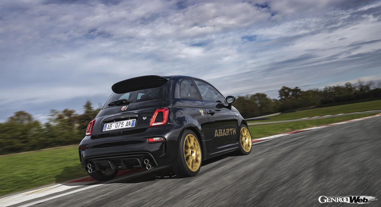 1368台が限定製造される「アバルト 695 75° アニバーサリオ」の走行シーン。