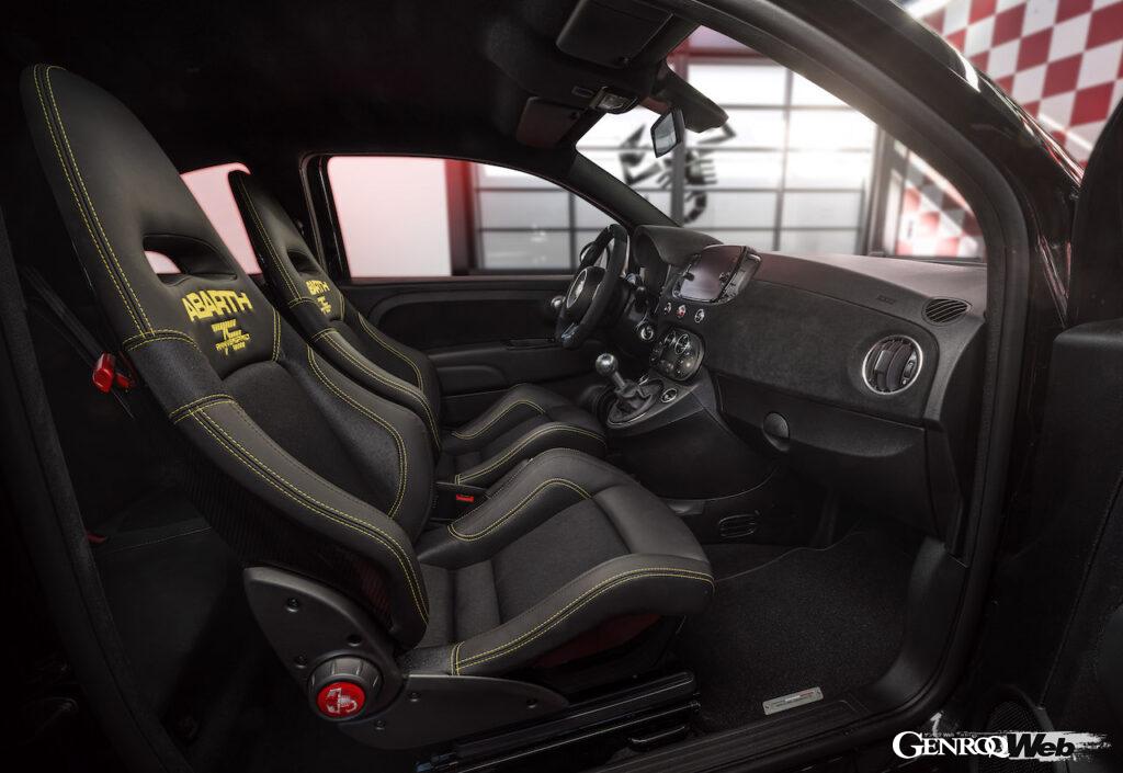 1368台が限定製造される「アバルト 695 75° アニバーサリオ」のインテリア。