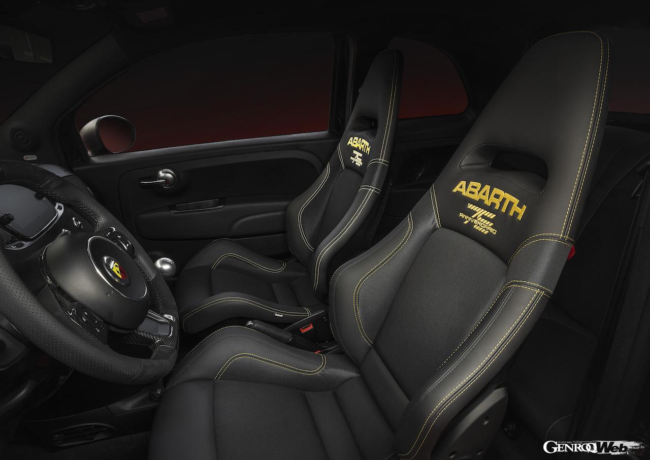1368台が限定製造される「アバルト 695 75° アニバーサリオ」のインテリア。