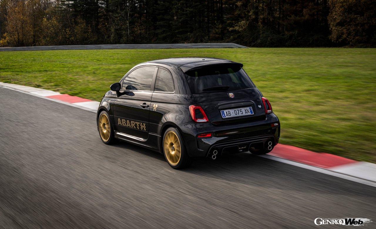 1368台が限定製造される「アバルト 695 75° アニバーサリオ」の走行シーン。