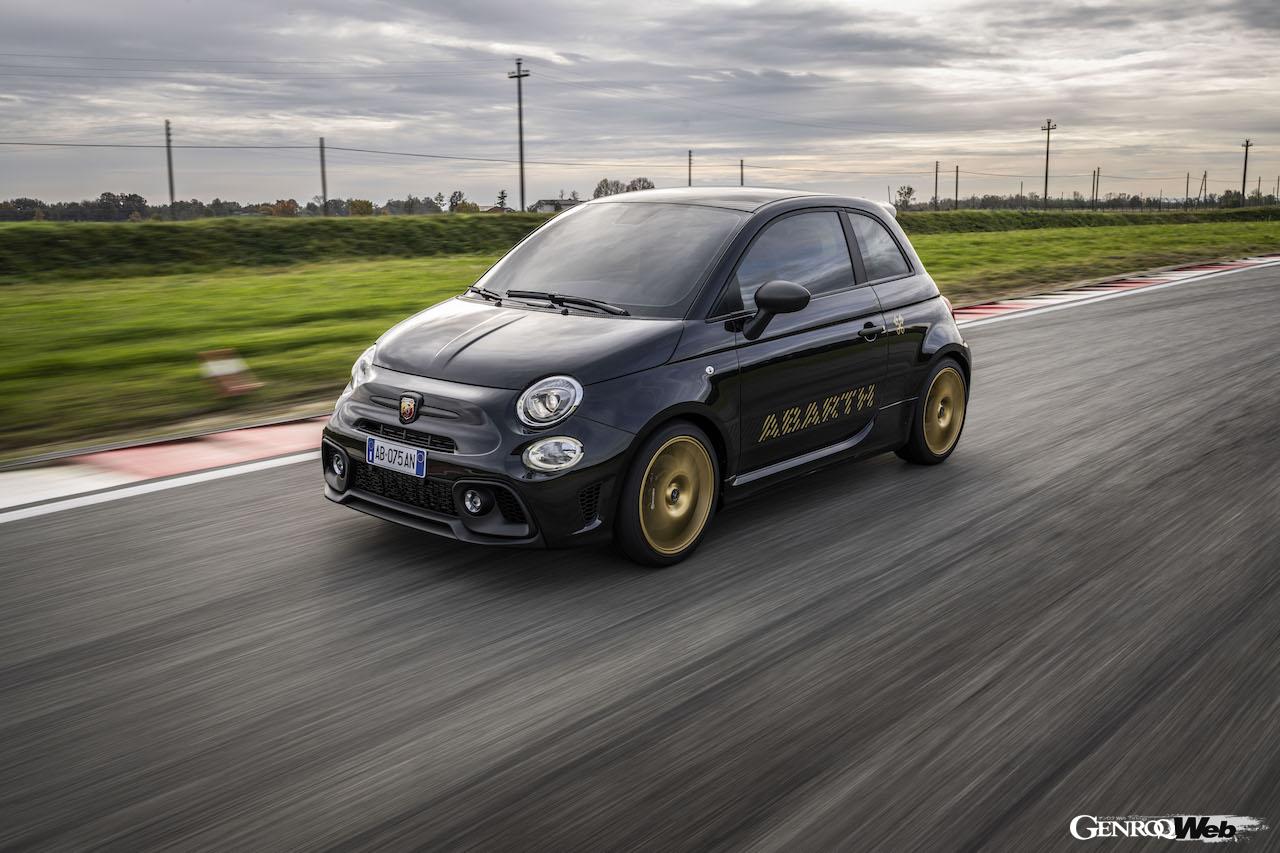 1368台が限定製造される「アバルト 695 75° アニバーサリオ」の走行シーン。