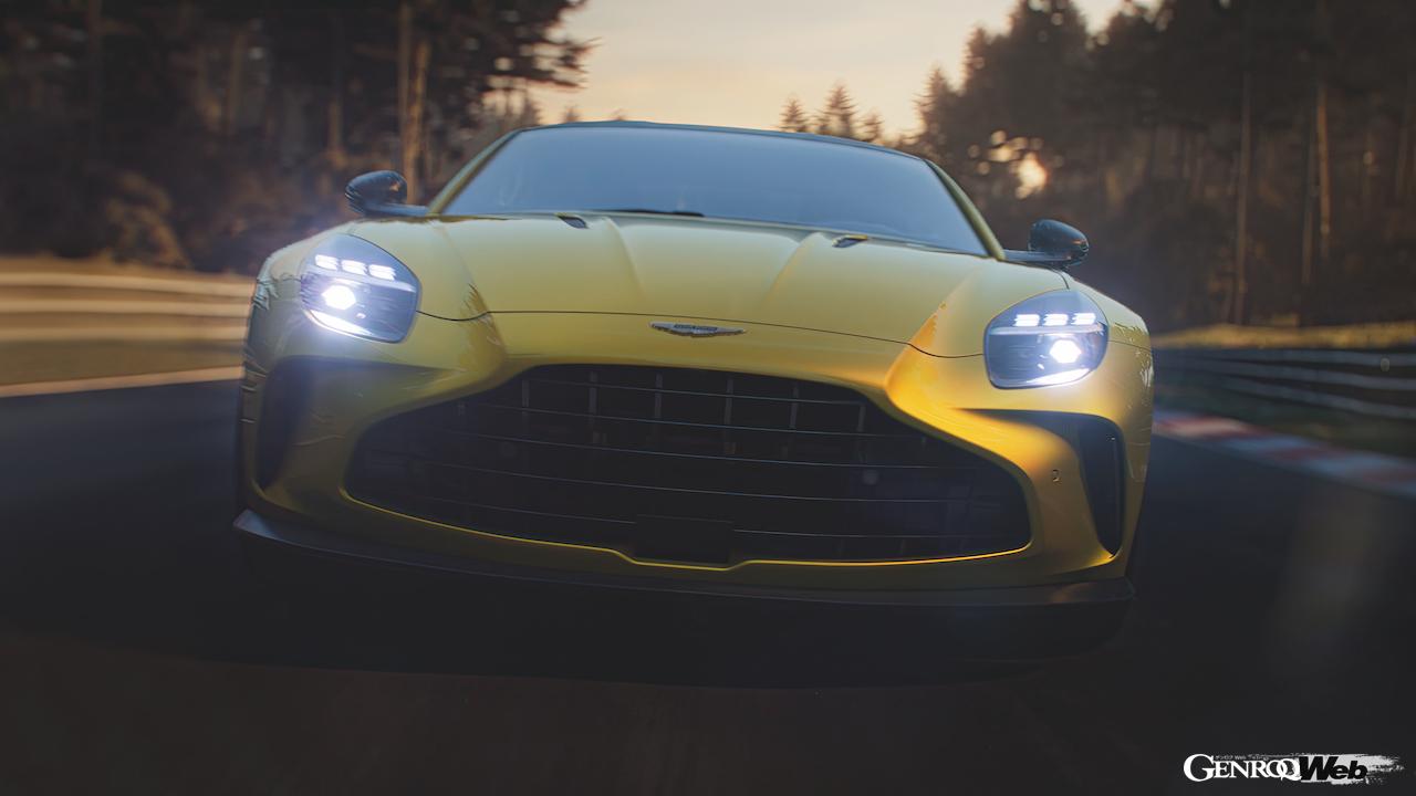 新型「アストンマーティン ヴァンテージ」の走行シーン。